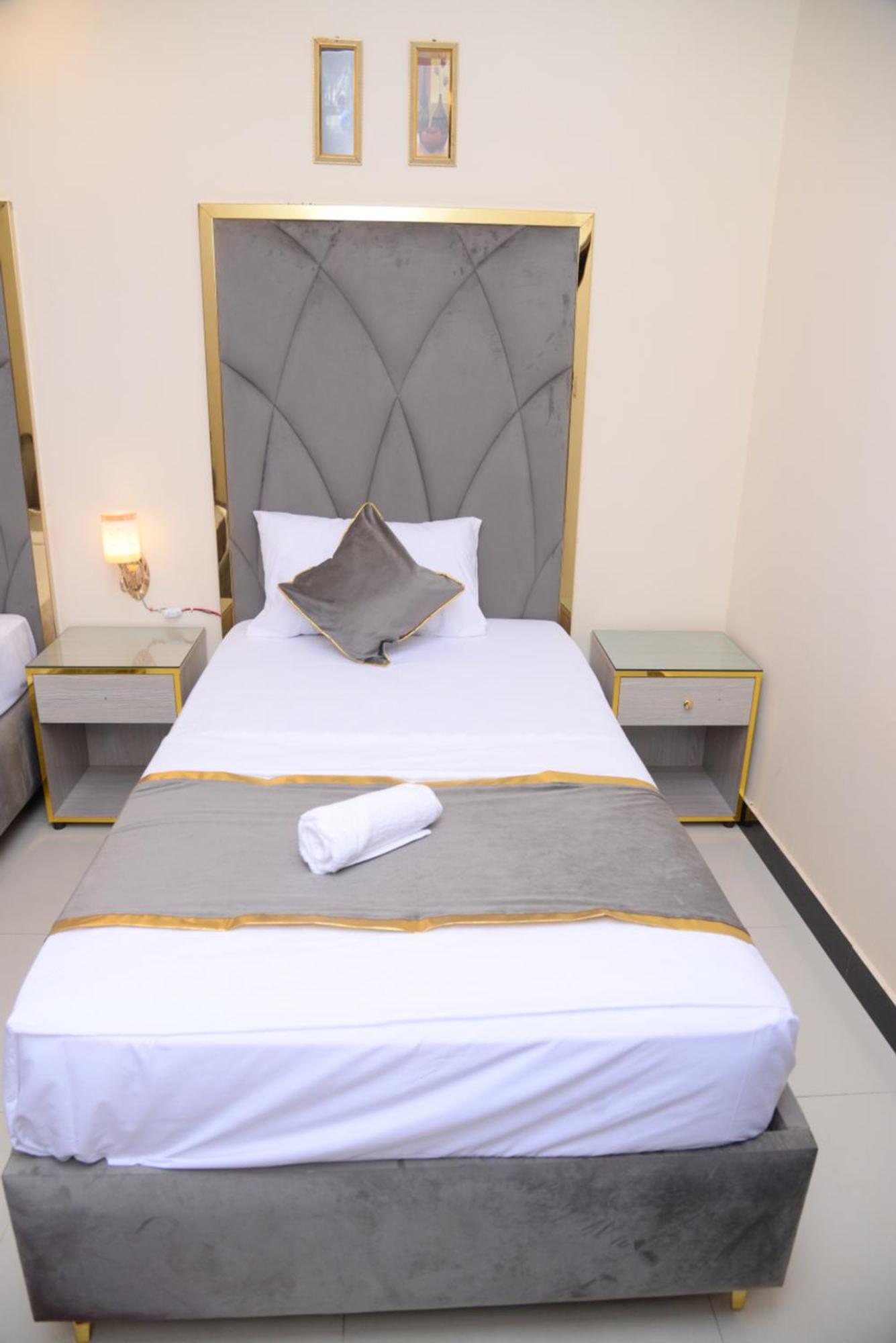 Go Room Hotel Lahore Exterior photo