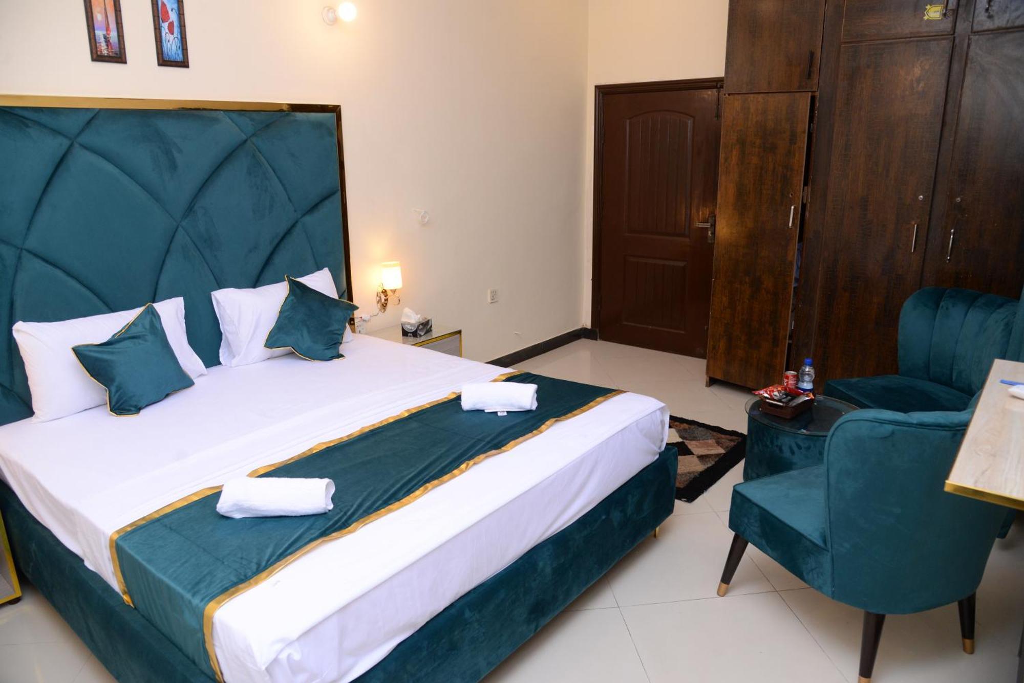 Go Room Hotel Lahore Exterior photo